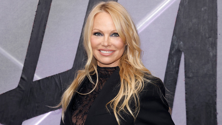 Pamela Anderson sourit sur le tapis rouge en 2023