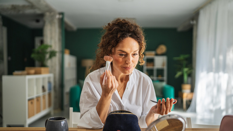 Femme plus âgée, se maquiller
