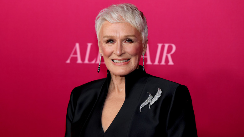 Glenn Close sourit sur le tapis rouge en 2025
