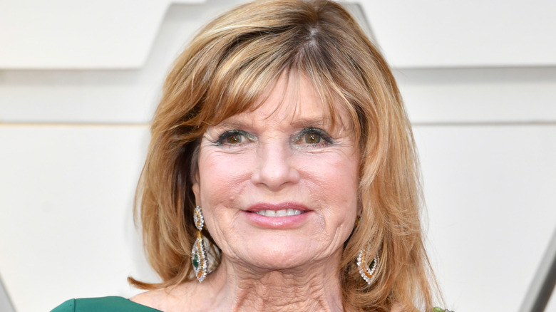 Katharine Ross sourit sur le tapis rouge en 2019