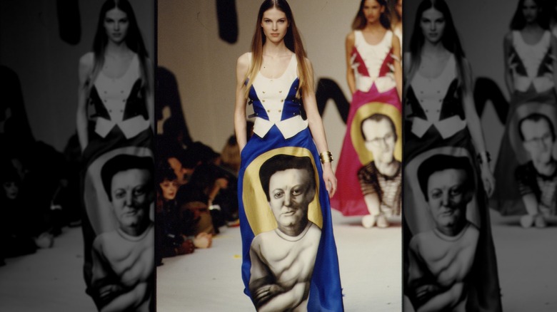 Un mannequin lors d'un défilé parisien
