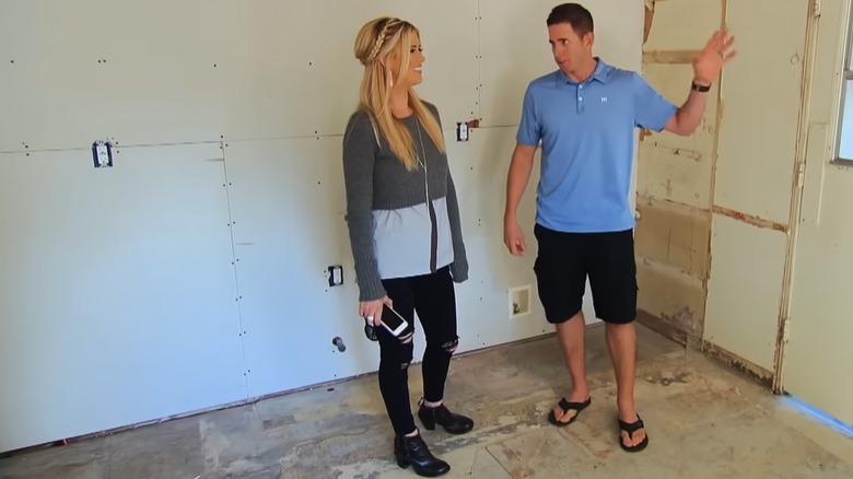 Christina Haack et Tarek El Moussa dans un salon en construction