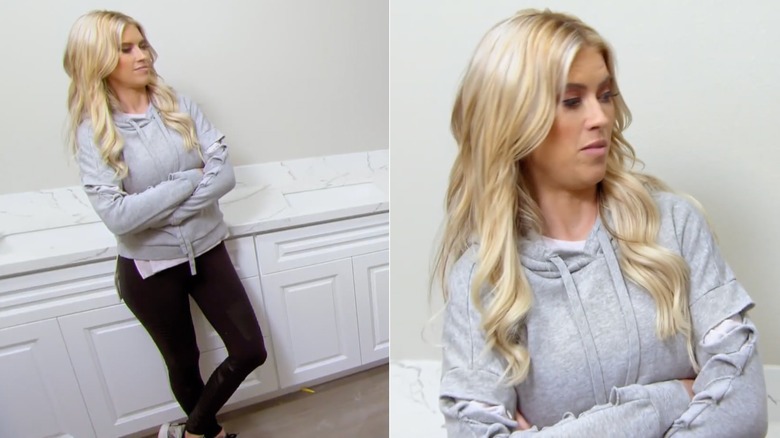 Christina Haack en leggings noirs et sweat à capuche gris déchiqueté dans un épisode de Flip or Flop