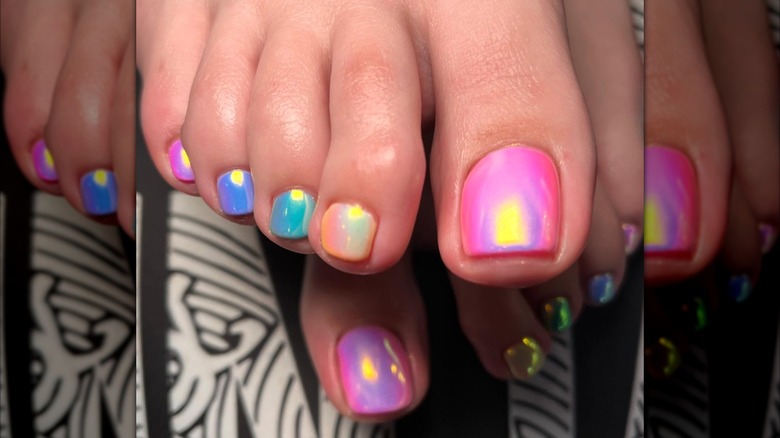 Ongles d'orteils métalliques fluo sur Instagram