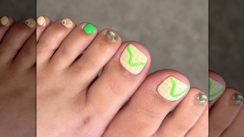 Ongles géométriques vert lime