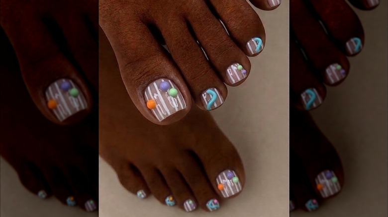 Une femme avec des formes d'ongles en 3D aux couleurs vives