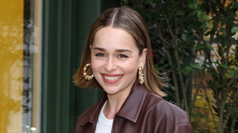 Emilia Clarke marchant dans la rue