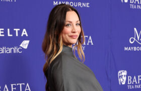 Kaley Cuoco, 40 ans, saute sur la tendance des robes cape avec son look de grossesse le plus élégant à ce jour