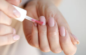 Les couleurs de manucure et de pédicure à peine présentes sont le look d'ongles tendance qui va avec tout