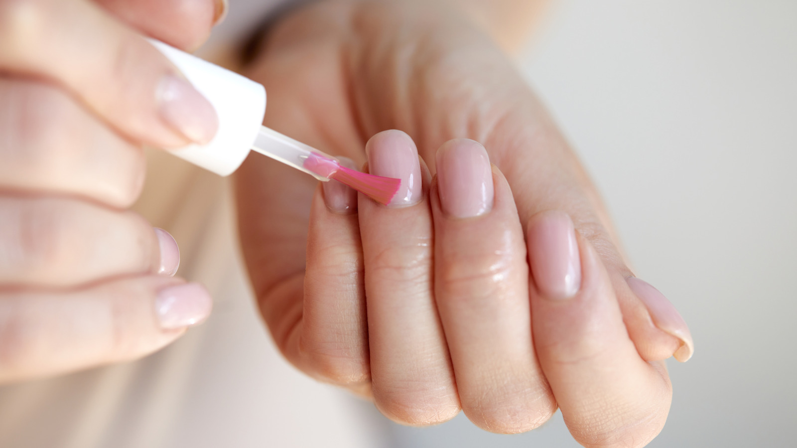 Les couleurs de manucure et de pédicure à peine présentes sont le look d'ongles tendance qui va avec tout