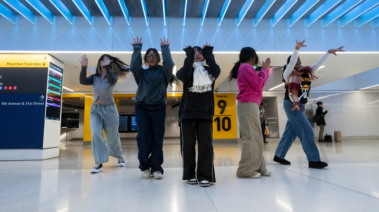 Les membres de l'Eternal Dance Crew s'entraînent et enregistrent des danses pour les réseaux sociaux, y compris TikTok, à l'intérieur du Moynihan Train Hall le 14 janvier 2025 à New York.