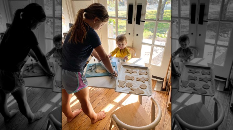 Emmie et Crew Gaines photographiés en 2019 en train de préparer des biscuits