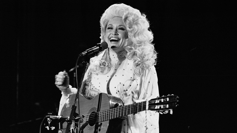 Dolly Parton sur scène tenant une guitare