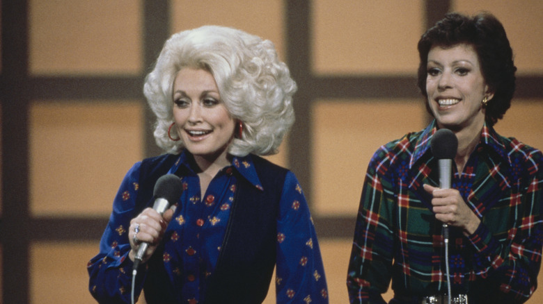 Dolly Parton et Carol Burnett en 1979 tenant toutes deux un microphone
