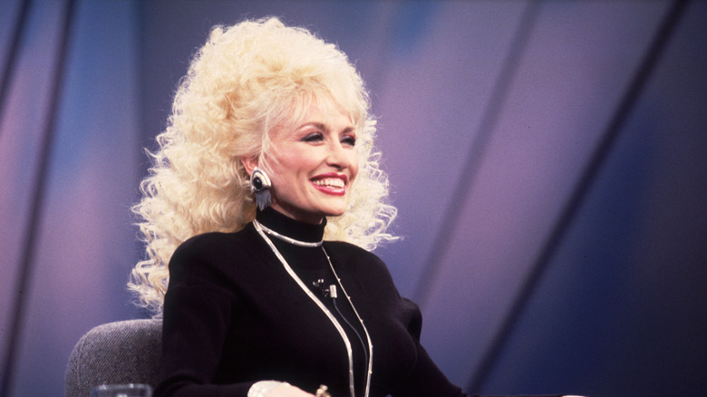 Dolly Parton dans le show d'Oprah Winfrey portant un col roulé noir