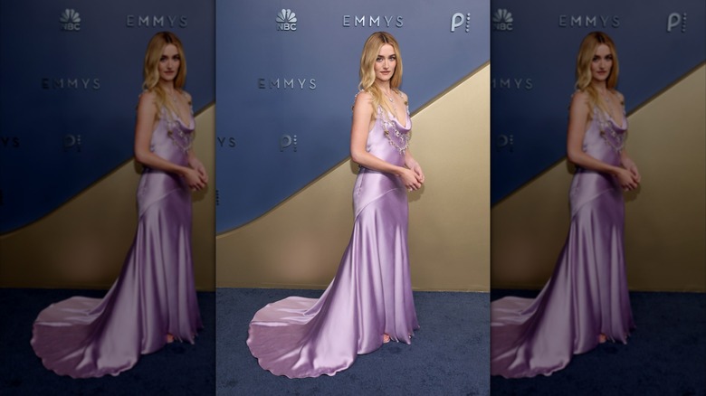 Sarah Pidgeon sur le tapis rouge dans une robe lilas
