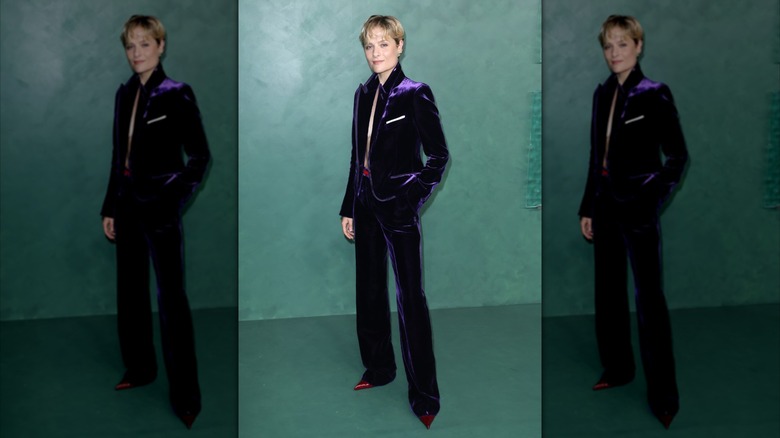 Louisa Jacobson sur le tapis rouge dans un costume en velours violet