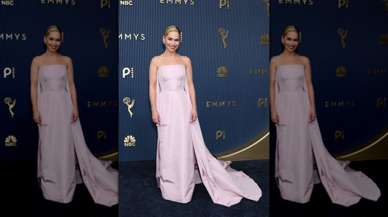 Emilia Clarke sur le tapis rouge dans une robe couleur lilas