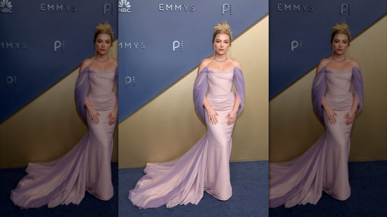Florence Pugh sur le tapis rouge dans une robe couleur lavande