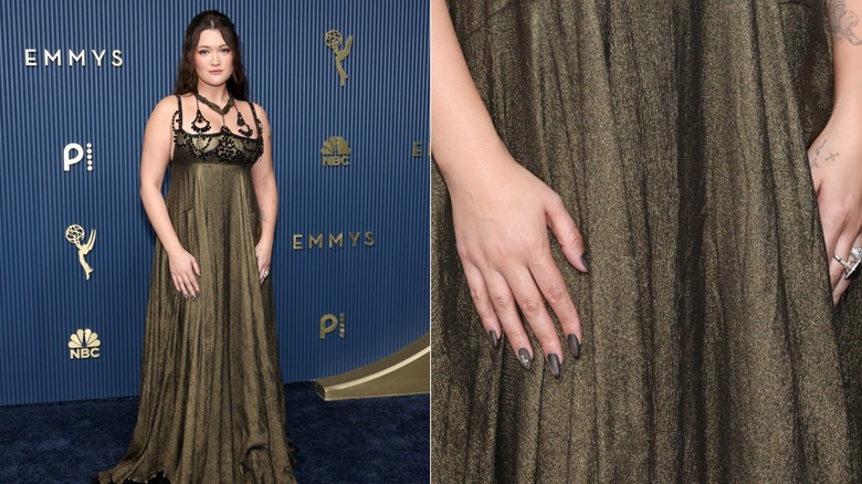Isa Briones dans une longue robe verte avec une manucure anthracite mate