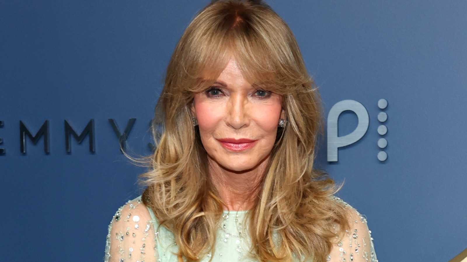 L'icône des années 70, Jaclyn Smith, porte son style de mère du marié aux Emmys 2026 avec de superbes reprises