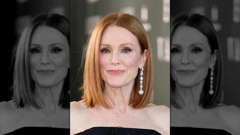 Julianne Moore sourit sur le tapis rouge en 2025