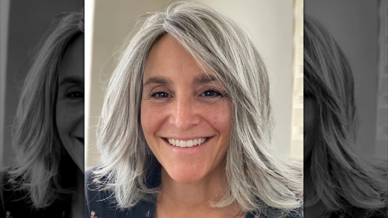 Femme plus âgée, souriant à la caméra