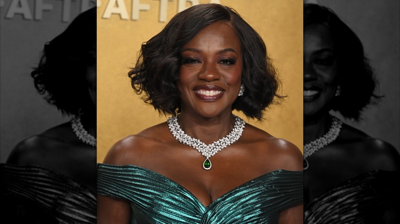 Viola Davis sourit sur le tapis rouge en 2026
