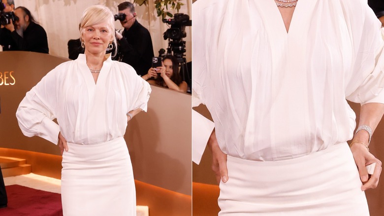Pamela Anderson debout dans une jupe et une chemise blanches et un gros plan de ses ongles lors du même événement