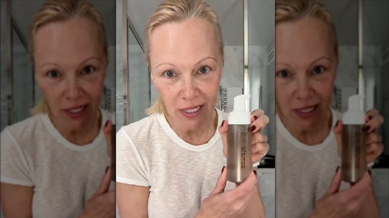 Pamela Anderson sur Instagram tenant un nettoyant pour le visage dans sa salle de bain