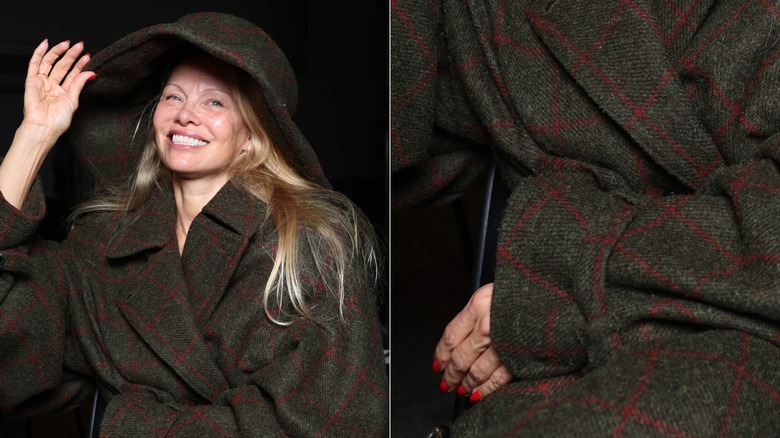 Pamela Anderson avec un manteau à carreaux, un chapeau et des ongles rouge vif