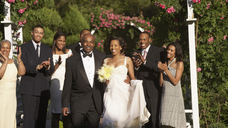 Un portrait nuptial de famille à l’extérieur