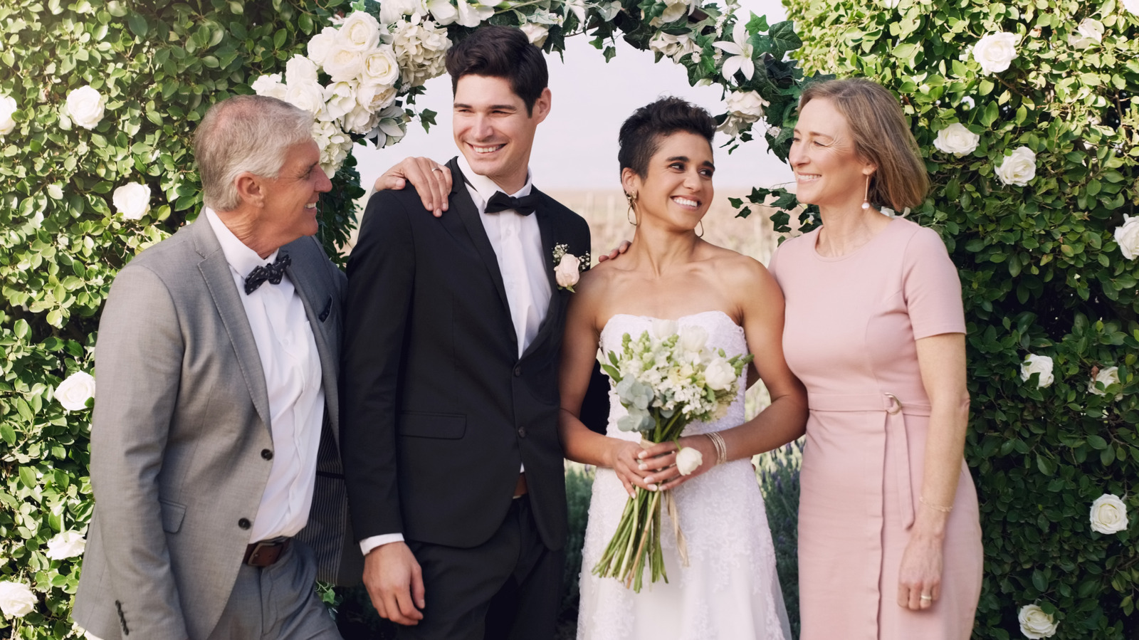 Les erreurs de mode que chaque mère du marié devrait éviter le jour du mariage de son fils