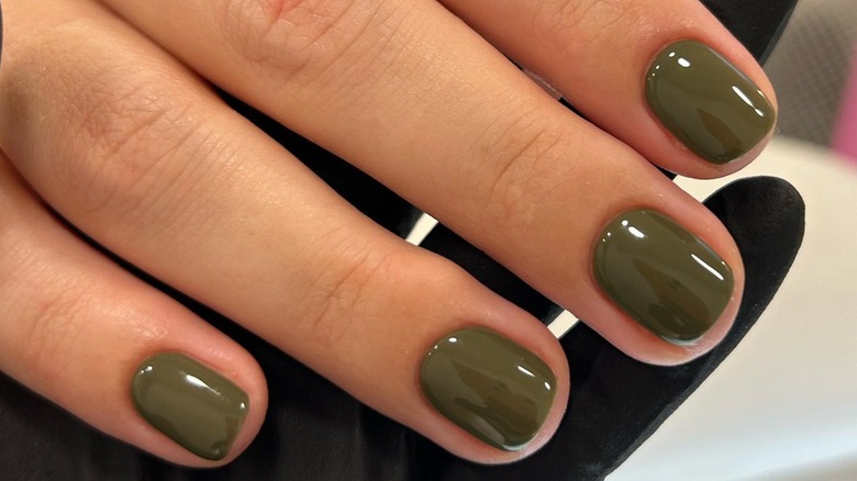 Ongles olive en sourdine