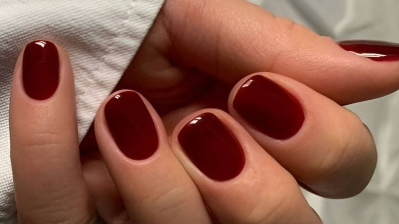 Ongles bordeaux