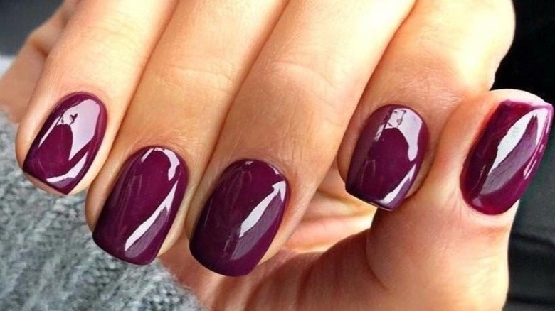 Ongles prune profonds