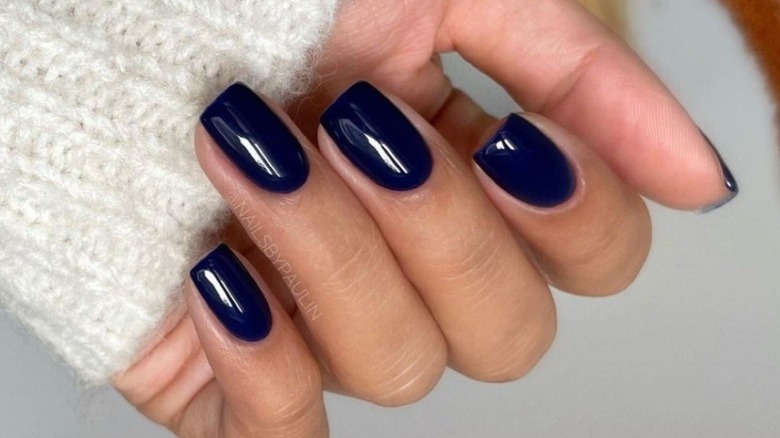 Ongles bleu saphir de minuit