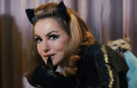 Vous vous souvenez de la Catwoman Julie Newmar des années 60 ? À quoi elle ressemble des décennies après Batman