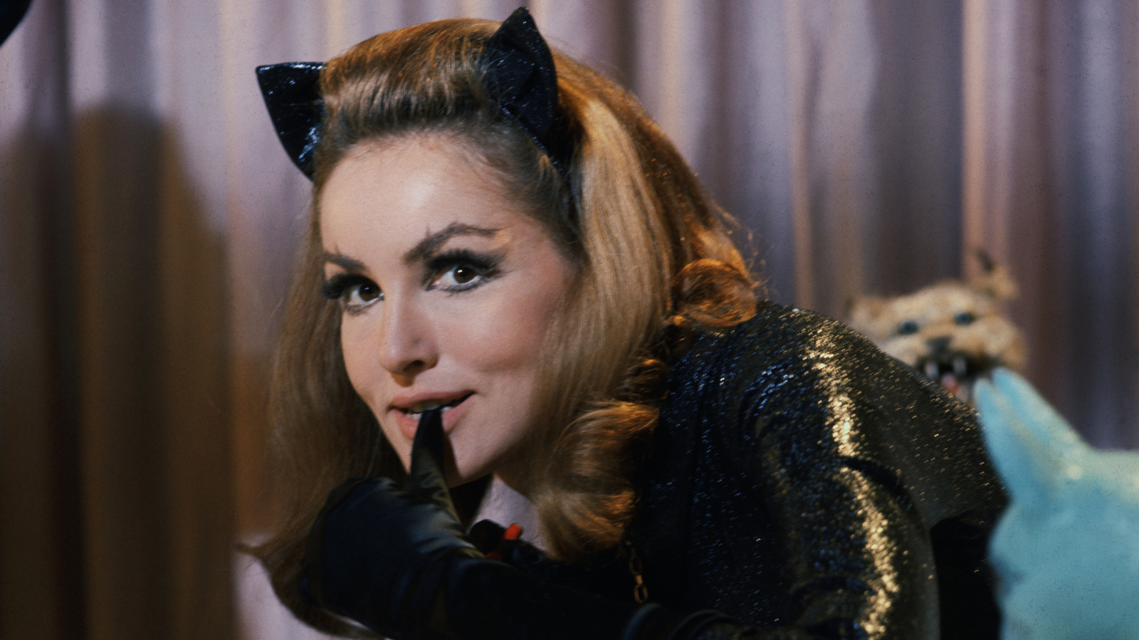 Vous vous souvenez de la Catwoman Julie Newmar des années 60 ? À quoi elle ressemble des décennies après Batman