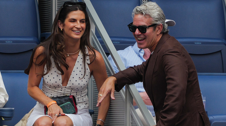 Kaitlan Collins s'entretient avec Andy Cohen à l'US Open, avec son haut à pois visible sans son bomber