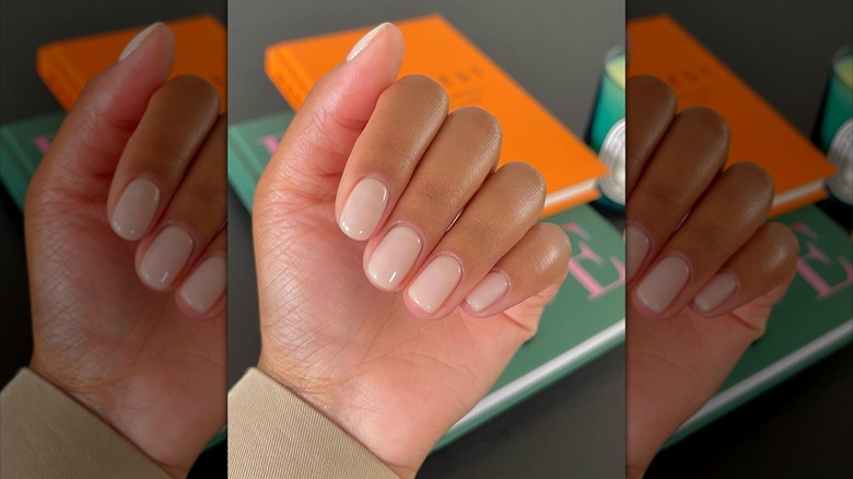 Ongles de savon en forme d'amande en couleur chair