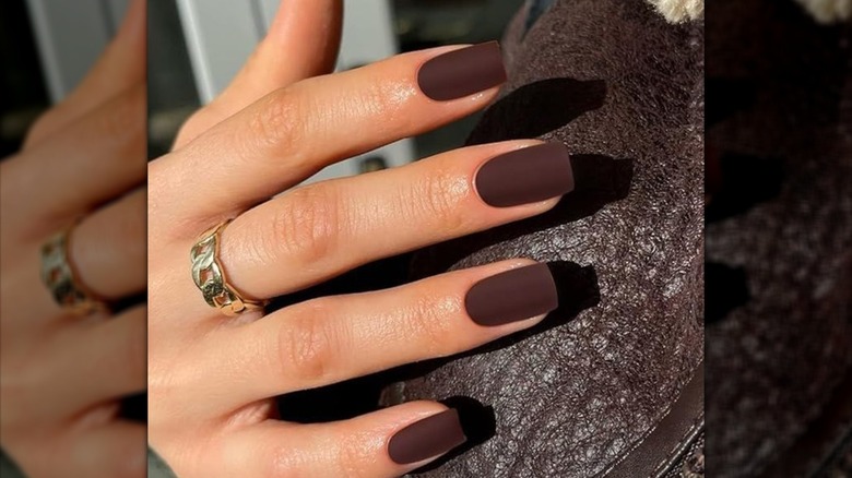 Ongles carrés courts mats en moka