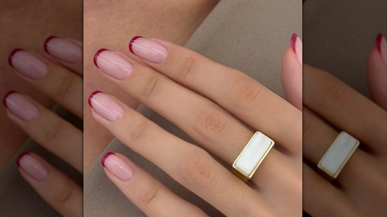 Micro ongles français avec accent de couleur rouge