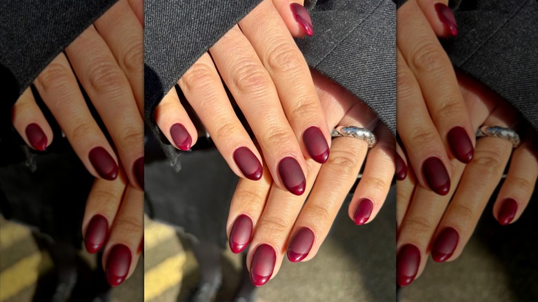 Ongles mats bordeaux avec pointes brillantes