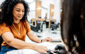 Dessins d'ongles courts pour les femmes de plus de 40 ans qui se sentent sophistiquées
