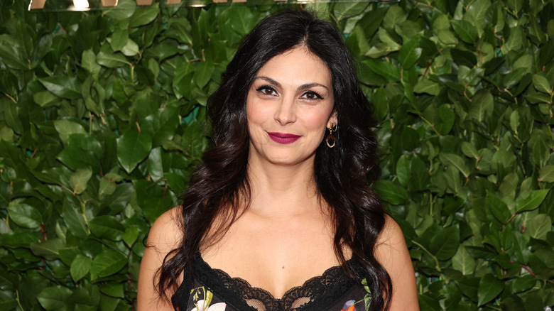 Morena Baccarin sourit sur le tapis rouge en 2023