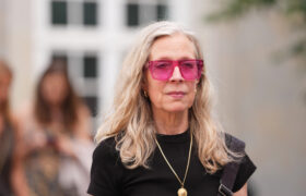 Lorsque vous adoptez vos magnifiques cheveux gris, vous devrez peut-être également revoir votre style