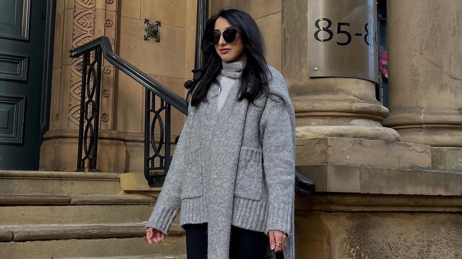 Les cardigans écharpe sont la tendance multitâche de l’automne 2026 que vous verrez partout