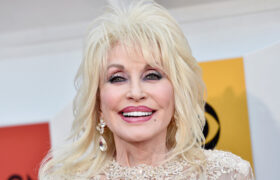 Les tatouages ​​​​cachés de Dolly Parton nous apprennent la beauté de se faire tatouer rien que pour soi