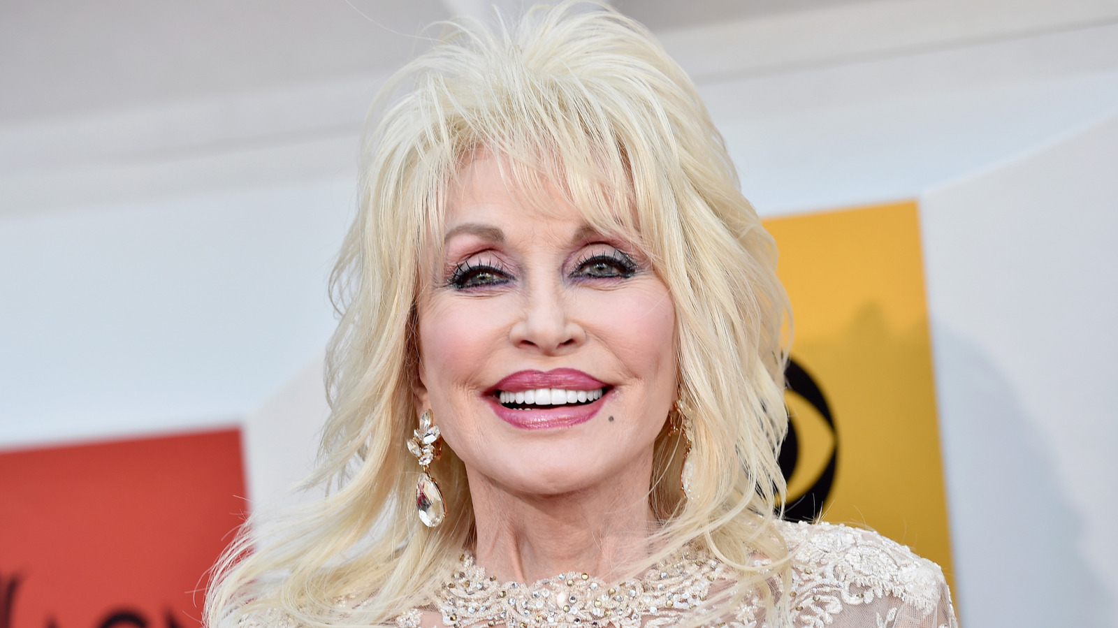 Les tatouages ​​​​cachés de Dolly Parton nous apprennent la beauté de se faire tatouer rien que pour soi